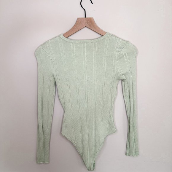 PrettyLittleThing Green Contrast Binding Knit Bodysuit - Picture 4 of 9